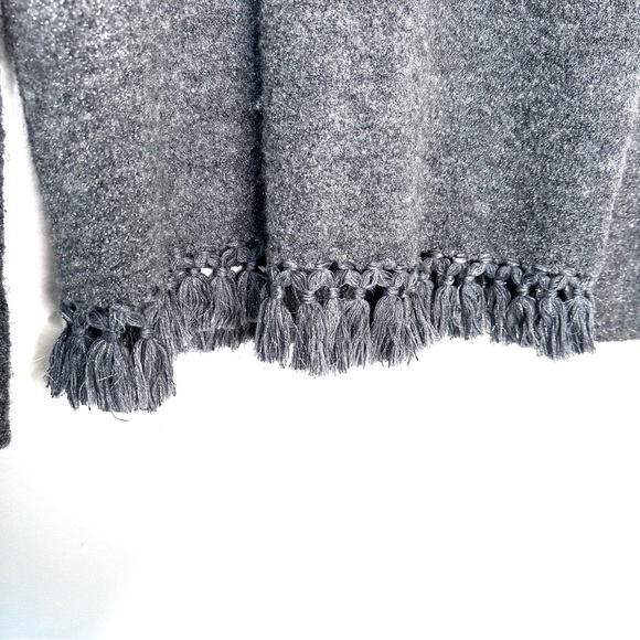 J. McLaughlin Gray Silver Metallic Shimmer Tassel Fringe Hem Sweater Size Medium - Picture 4 of 6